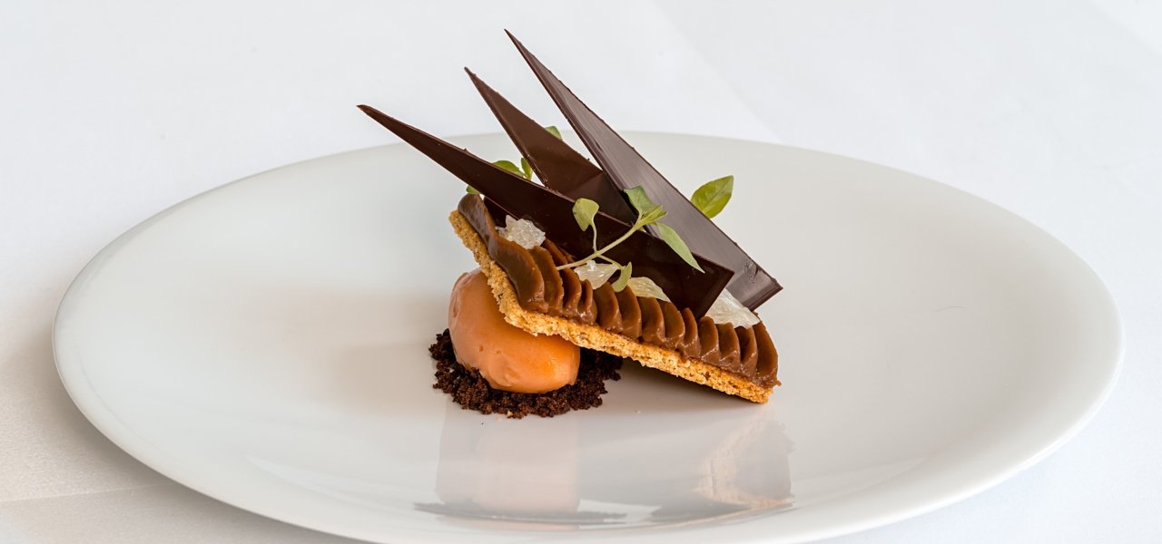 Carambar Sable croustillant au sésame citron & shiso & sorbet orange sanguine